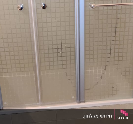 דלתות זכוכית למקלחת עם ידיות מתכת